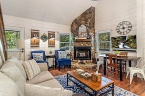 Smart TV, fireplace, table football, ping pong - Creekside Retreat | Hot Tub Bliss & Firepit Nights (Ellijay)