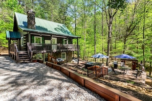 Terrace/patio - Creekside Retreat | Hot Tub Bliss & Firepit Nights (Ellijay)