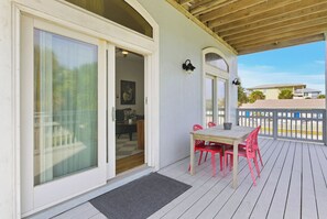 Outdoor dining - 2 Homes, Pools, Ocean View, Steps to Beach (Saint Augustine)