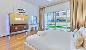 Luxury Apartment, City View - bnbme - Emirates Crown - 2BR & Maid Room (Dubai)