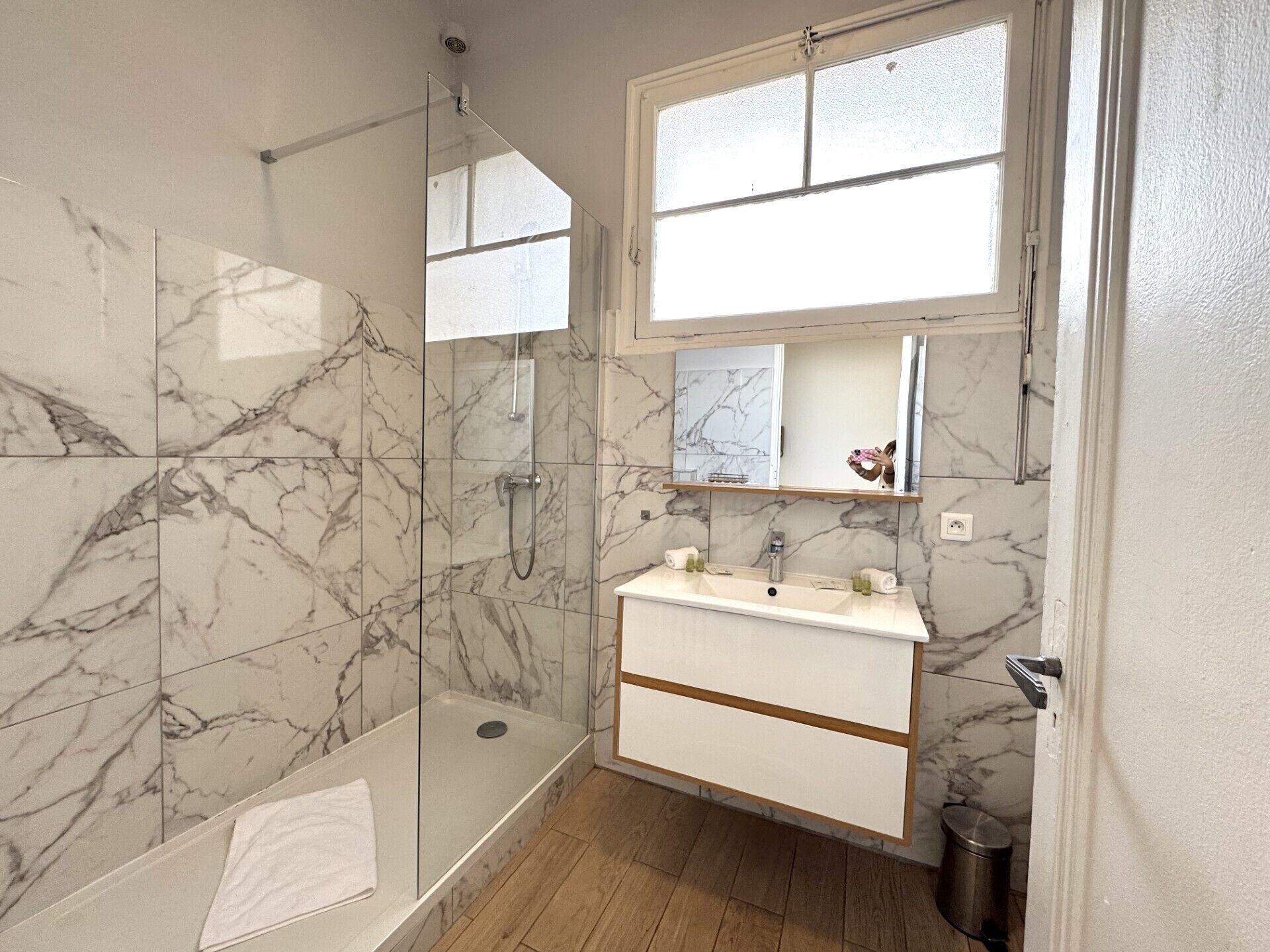 Shower, hair dryer, towels