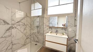 Shower, hair dryer, towels