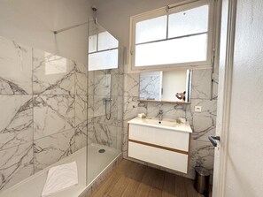 Shower, hair dryer, towels - Terrasse de l Horizon 2 Parc imperial (Nice)