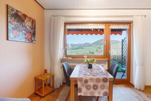 Dining - Apartment Rosi with Unique Panoramic View, Large Ground-Floor Terrace and Wi-Fi (Bernau im Schwarzwald)