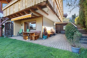 Outdoor dining - Apartment Rosi with Unique Panoramic View, Large Ground-Floor Terrace and Wi-Fi (Bernau im Schwarzwald)