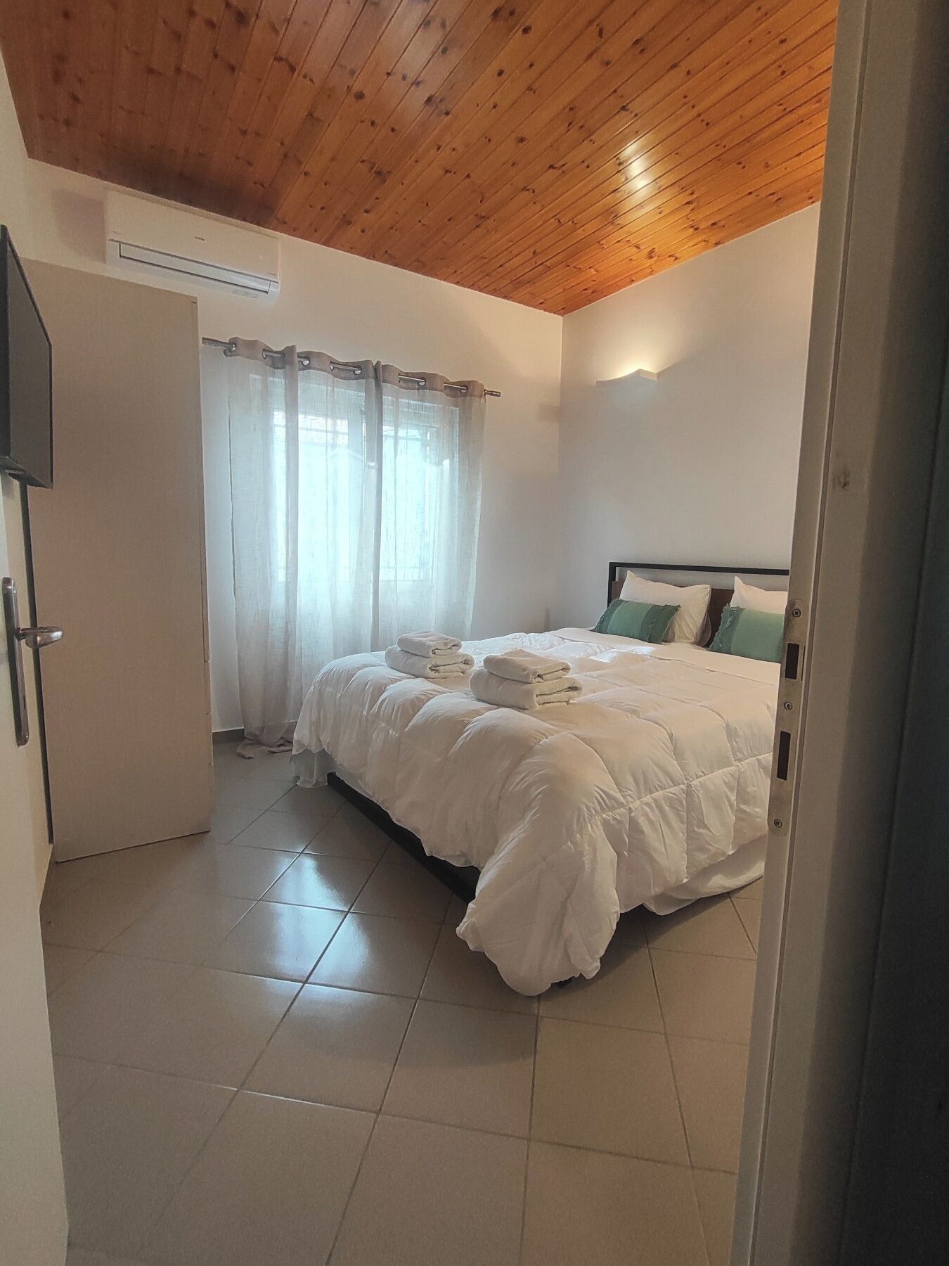 2 bedrooms, iron/ironing board, internet, bed sheets