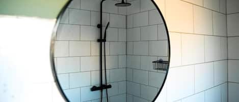 Double Room, Non Smoking, Air conditioning | Bathroom | Towels, soap, shampoo, toilet paper