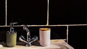 Double Room, Non Smoking, Air conditioning | Bathroom | Towels, soap, shampoo, toilet paper