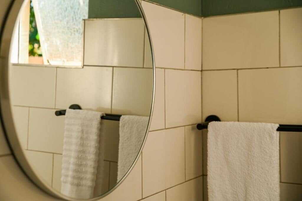 Chambre Double, non-fumeurs, climatisation | Salle de bain | Serviettes fournies, savon, shampoing, papier toilette