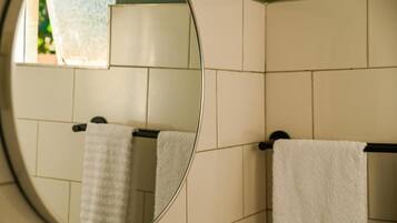 Chambre Double, non-fumeurs, climatisation | Salle de bain | Serviettes fournies, savon, shampoing, papier toilette