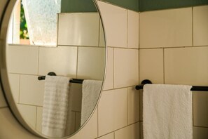 Habitación doble, para no fumadores, aire acondicionado | Baño | Toallas, jabón, shampoo, papel de baño 