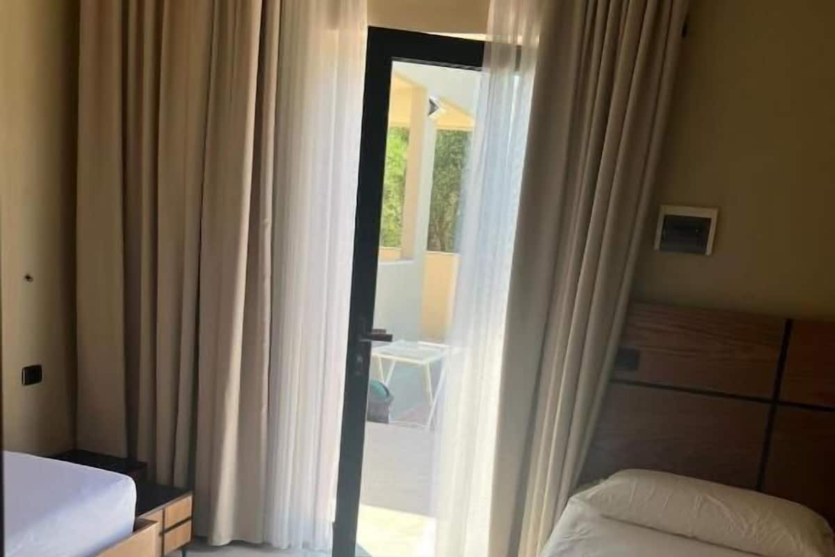 Phòng, ban công, quang cảnh sân vườn