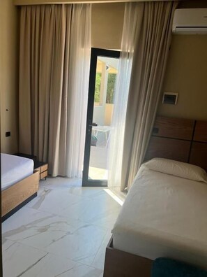 Værelse med 2 enkeltsenge - balkon - udsigt til gårdsplads