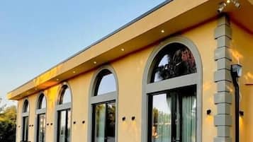 المنشأة من الخارج