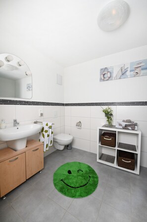 Bathroom - Apartment "Weinbergschnecke" with Private Terrace and Wi-Fi (Efringen-Kirchen)