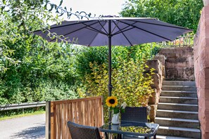 Outdoor dining - Apartment "Weinbergschnecke" with Private Terrace and Wi-Fi (Efringen-Kirchen)