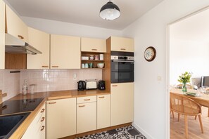 Kylskåp, mikrovågsugn, ugn och diskmaskin