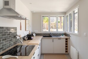 Fridge, microwave, oven, dishwasher - Ker Denise - À 700 m de la plage (Dinard)