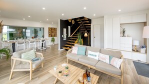 Ein modernes Wohnzimmer mit einer Couch, einem Couchtisch und einem Essbereich.