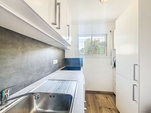 Fridge, microwave, oven, dishwasher - Villa Trugarez by Interhome (La Trinité Sur Mer)