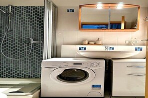 Shower, hair dryer - Ferienwohnung in Lemkenhafen für 3 Gäste (Lemkenhafen)