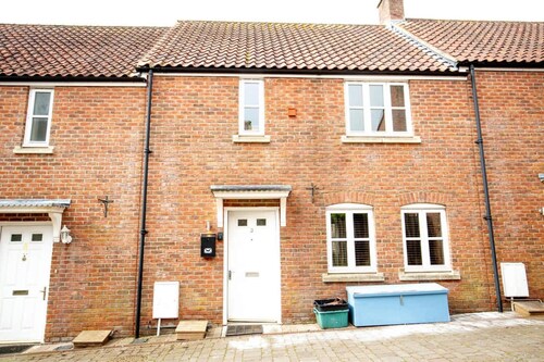 House Sleeps 4 With Parking and Garden