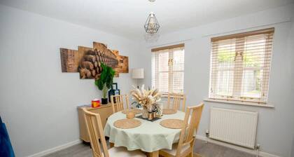 House Sleeps 4 With Parking and Garden