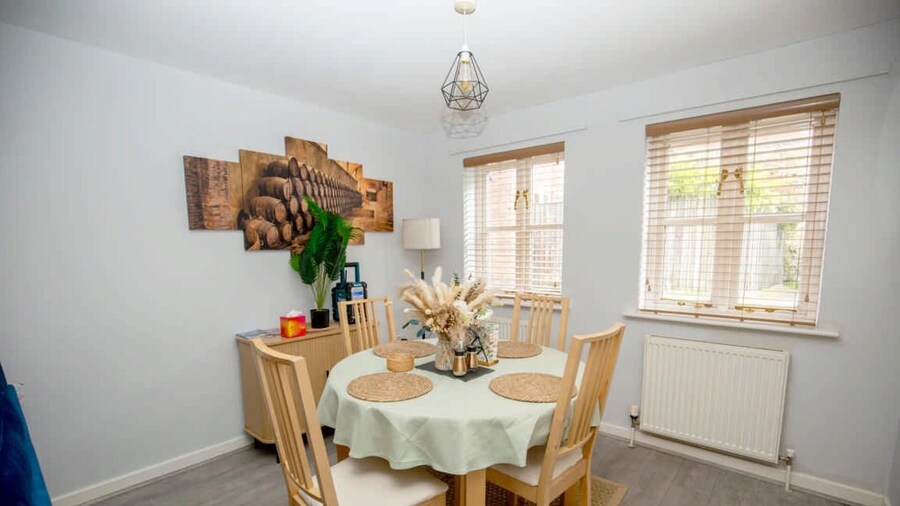 House Sleeps 4 With Parking and Garden