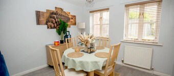 House Sleeps 4 With Parking and Garden