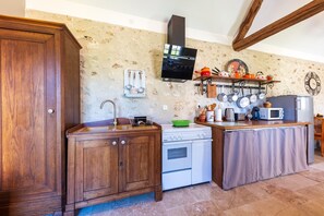 Fridge, microwave, oven, dishwasher - La Maisonnette de Marguerite - Avec Climatisation (Dhuys et Morin-en-Brie)
