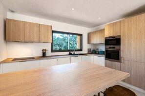 Kühlschrank, Mikrowelle, Ofen, Geschirrspüler