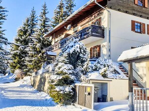 A multi-story building with a balcony, snow-covered trees, and a clear sky. - Ferienwohnung Belan by Interhome (Klippitztörl)