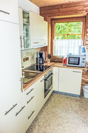 Fridge, oven, cookware/dishes/utensils - Ferienwohnung Belan by Interhome (Klippitztörl)