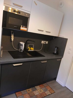 Private kitchen - Escale Zen & Loggia: 5 min from the train station (Direct Paris) + Parking (Évry-Courcouronnes)