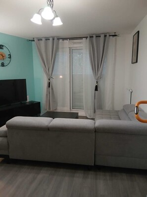 Living area - Vrbo Property (Évry-Courcouronnes)