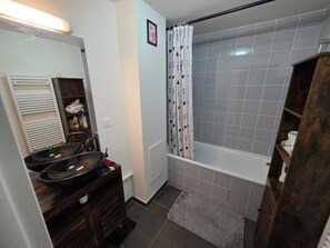 Bathroom - Vrbo Property (Évry-Courcouronnes)