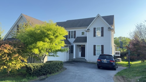 Spacious 5-bedroom house in wonderful Bryn Mawr - 11 minutes to Aronimink