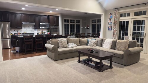 Spacious 5-bedroom house in wonderful Bryn Mawr - 11 minutes to Aronimink