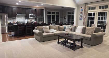 Spacious 5-bedroom house in wonderful Bryn Mawr - 11 minutes to Aronimink