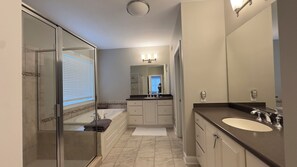 Shower, hair dryer, towels, soap - Spacious 5-bedroom house in wonderful Bryn Mawr - 11 minutes to Aronimink (Bryn Mawr)