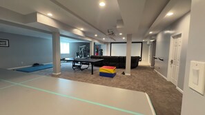 Fitness facility - Spacious 5-bedroom house in wonderful Bryn Mawr - 11 minutes to Aronimink (Bryn Mawr)