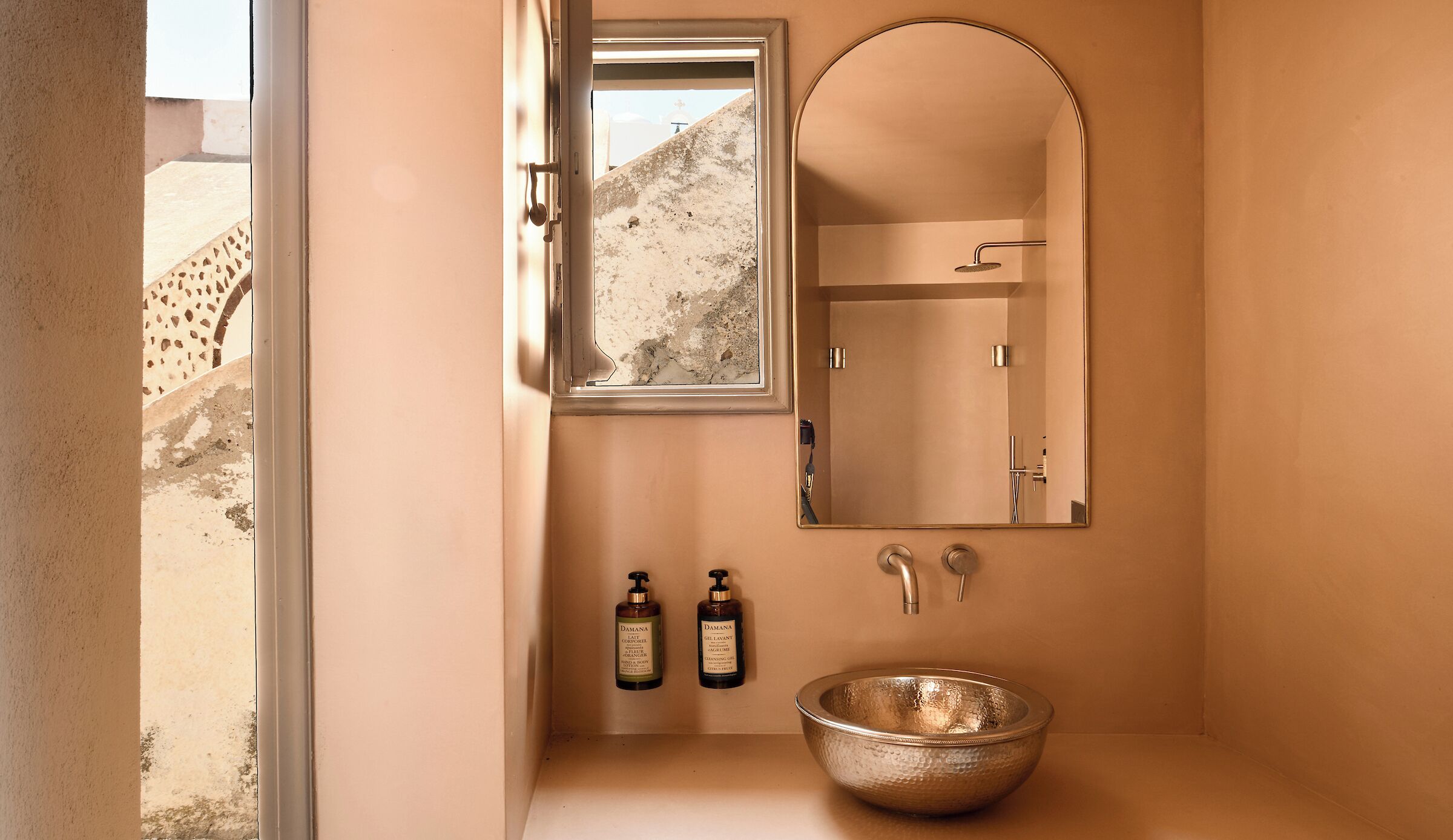 Douche, sèche-cheveux, serviettes fournies, savon