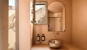 Douche, sĂšche-cheveux, serviettes fournies, savon