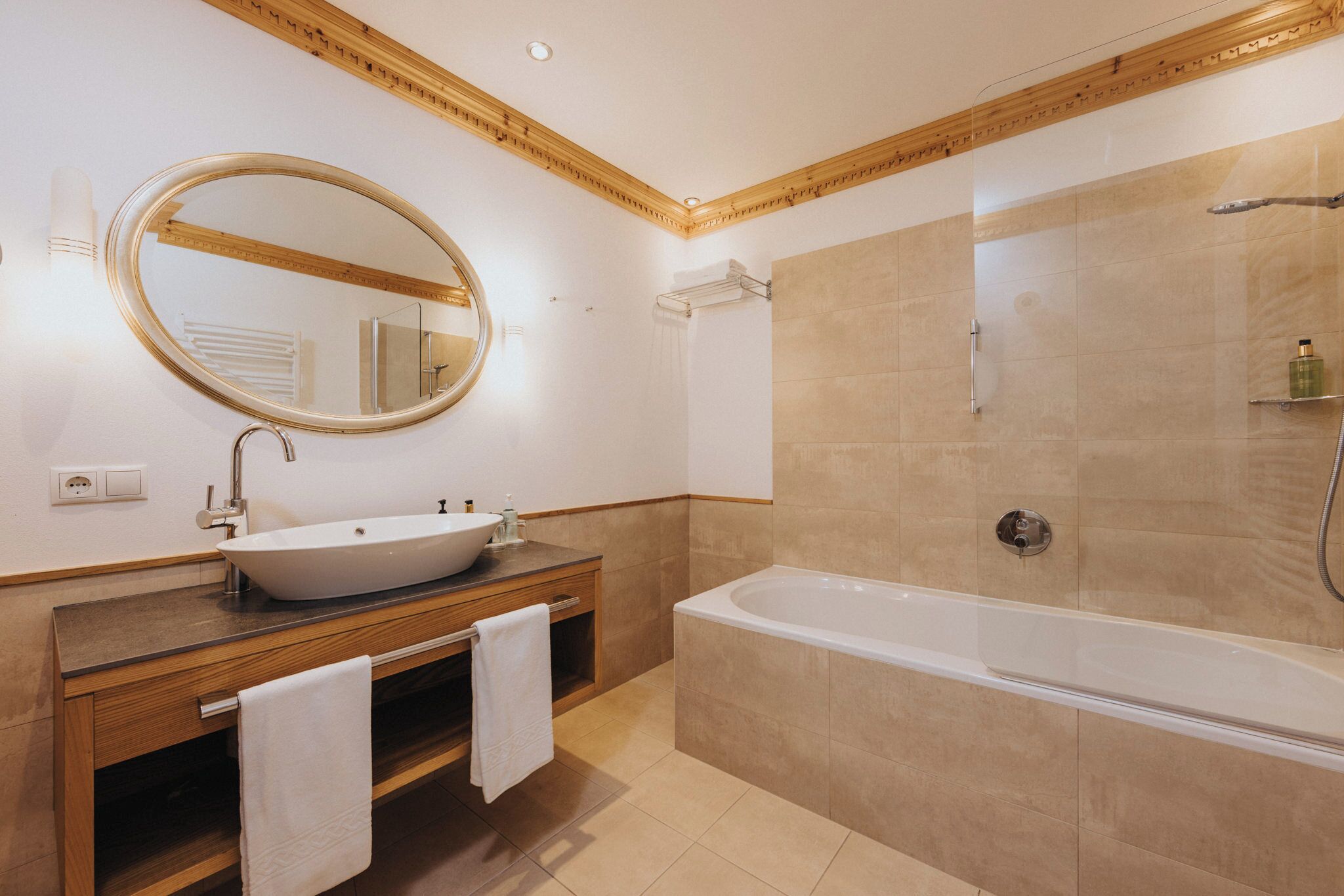 Chambre Double Standard, vue montagne | Salle de bain | Sèche-cheveux, peignoirs, chaussons, bidet