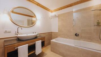 Chambre Double Standard, vue montagne | Salle de bain | Sèche-cheveux, peignoirs, chaussons, bidet