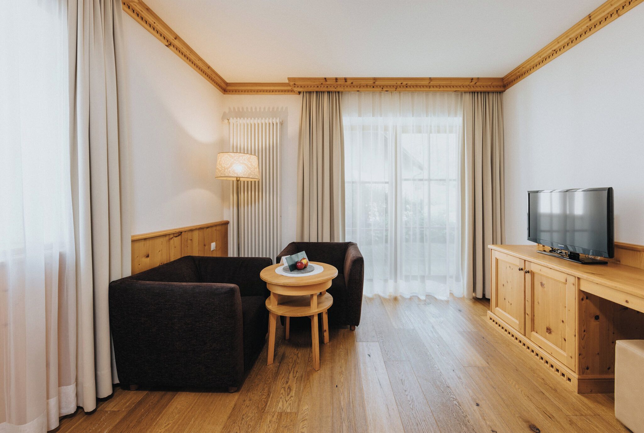 Chambre Double Deluxe, vue jardin | Minibar, coffres-forts dans les chambres, bureau