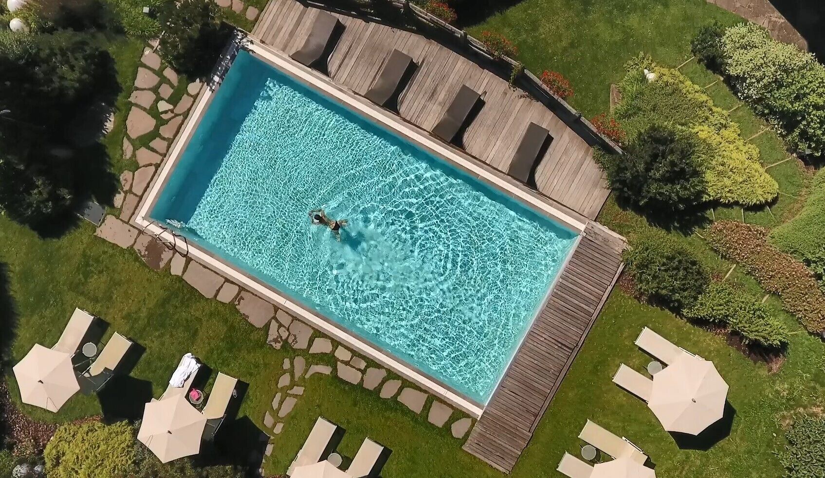 Außenpool, Sonnenschirme, Liegestühle