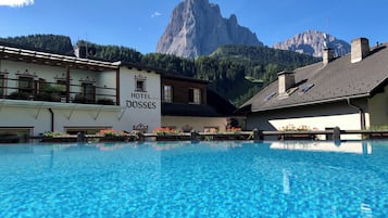 Piscine extérieure, parasols de plage, chaises longues