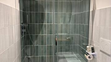 Haartrockner, Handtücher, Seife, Toilettenpapier