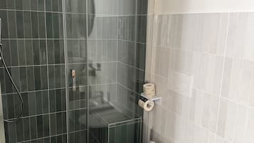 Asciugacapelli, asciugamani, sapone, carta igienica